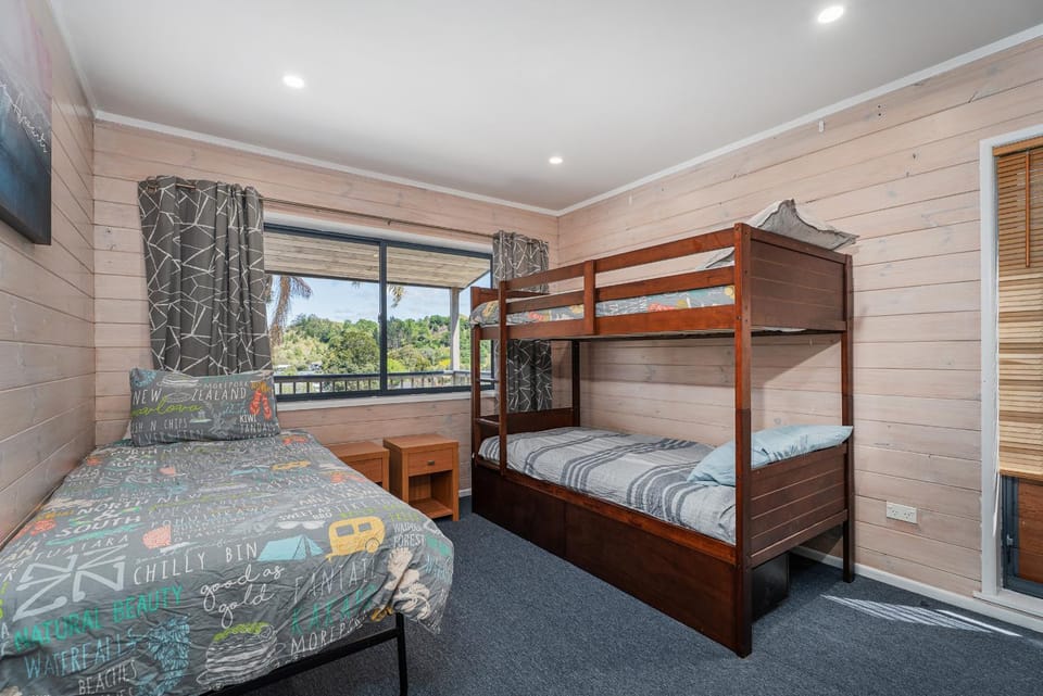 Bedroom, bunk bed