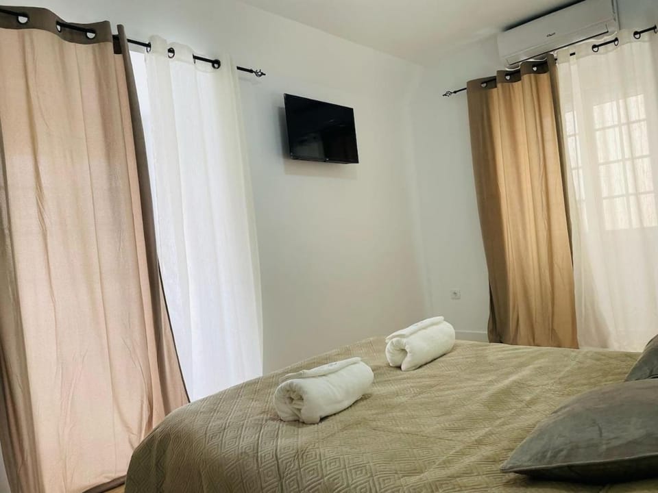 Bed, TV and multimedia, Bedroom, towels