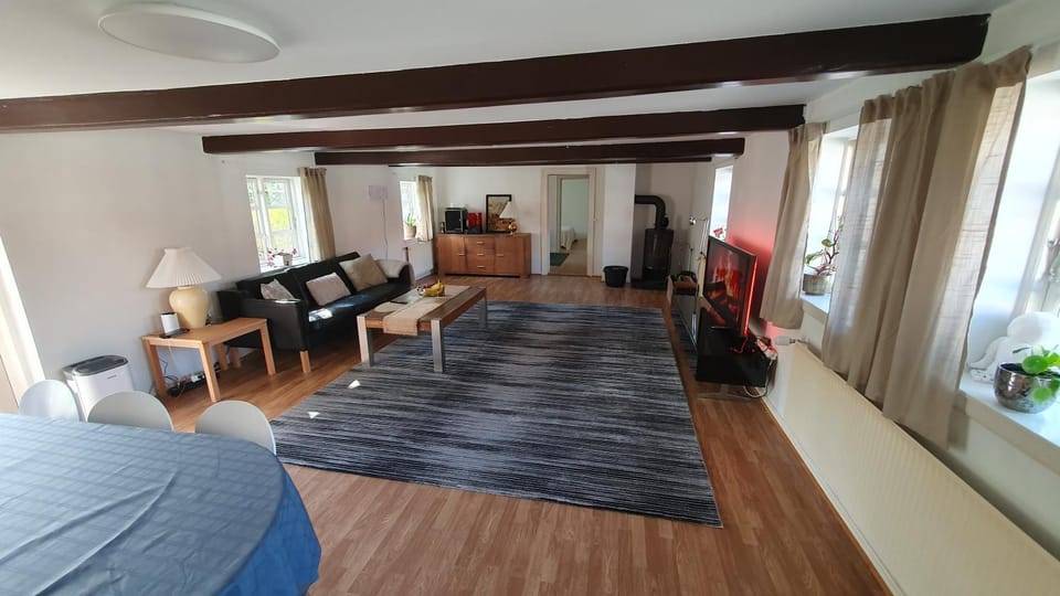 TV and multimedia, Living room, Seating area, Dining area, Internal: Not applicable to any particular room