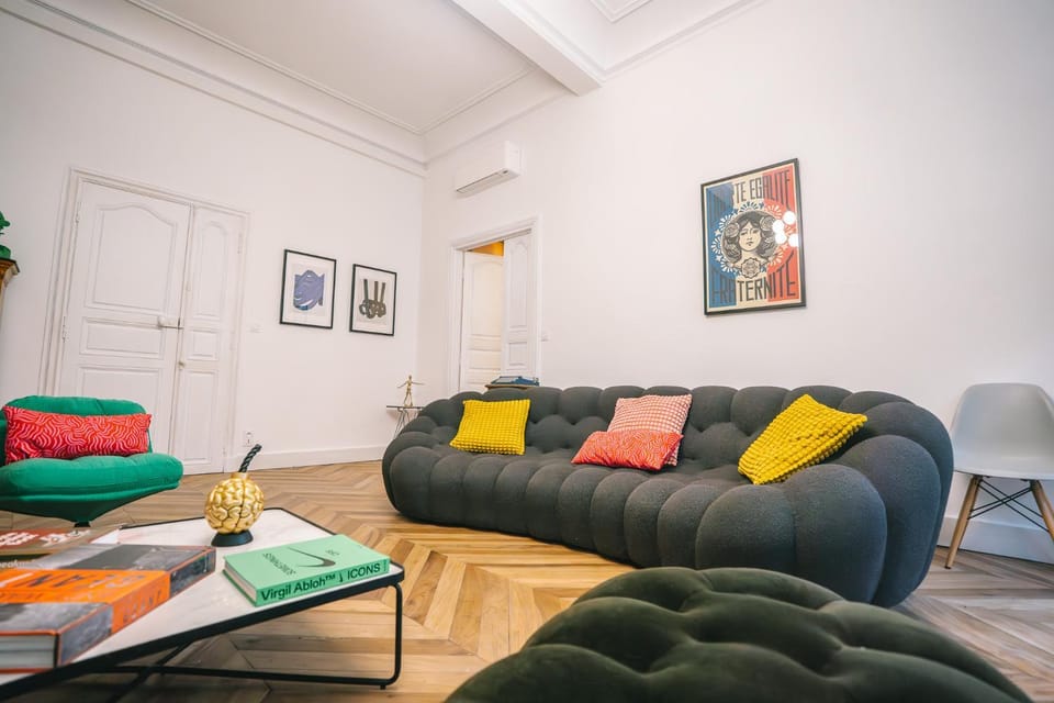 Living room, Seating area, air conditioner