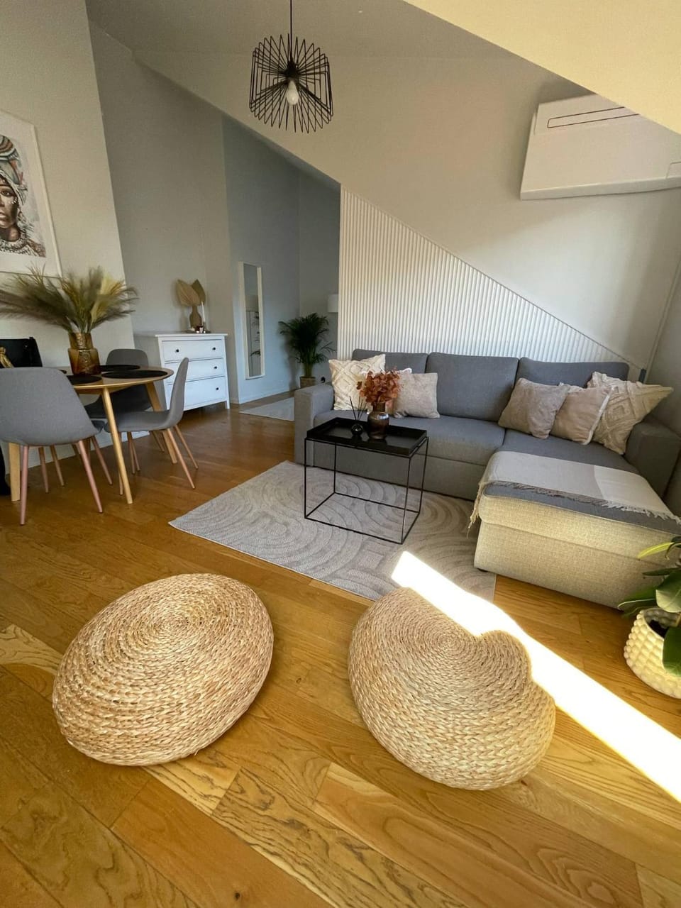 Living room, Seating area
