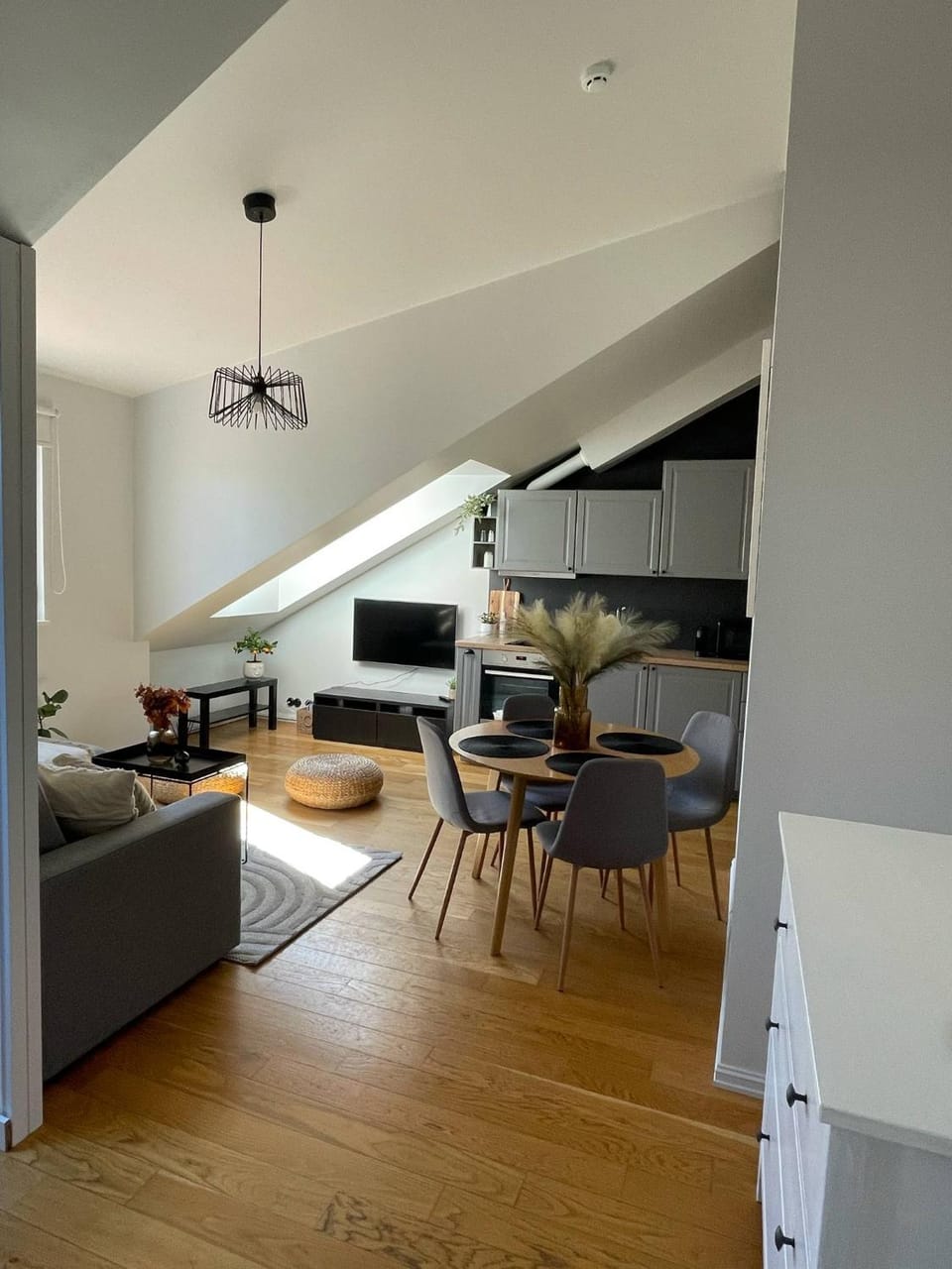 Kitchen or kitchenette, Living room, Seating area, Dining area