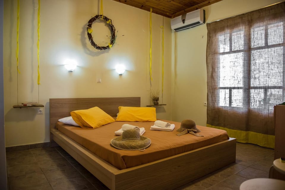Property building, Bed, Day, Photo of the whole room
