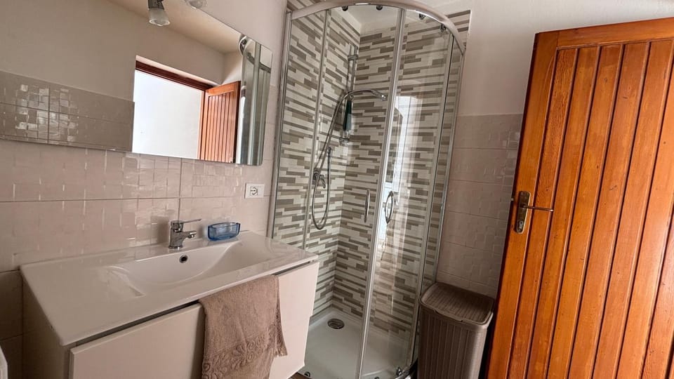 Shower, Bathroom, towels