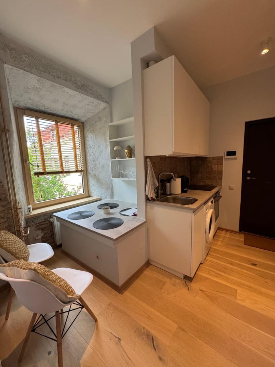 Coffee/tea facilities, Kitchen or kitchenette, Living room, Seating area, Dining area, oven, stove