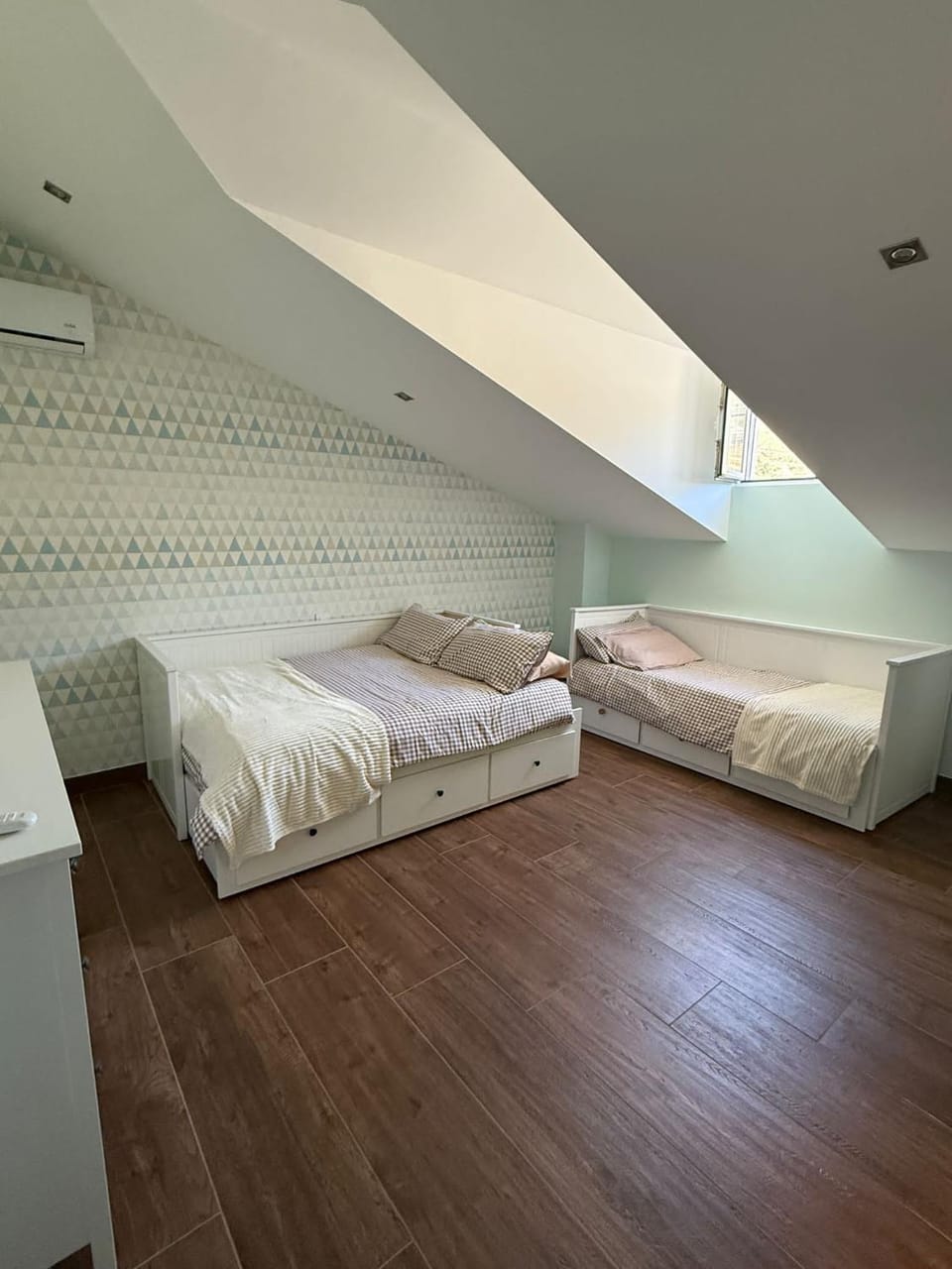 Bedroom, air conditioner