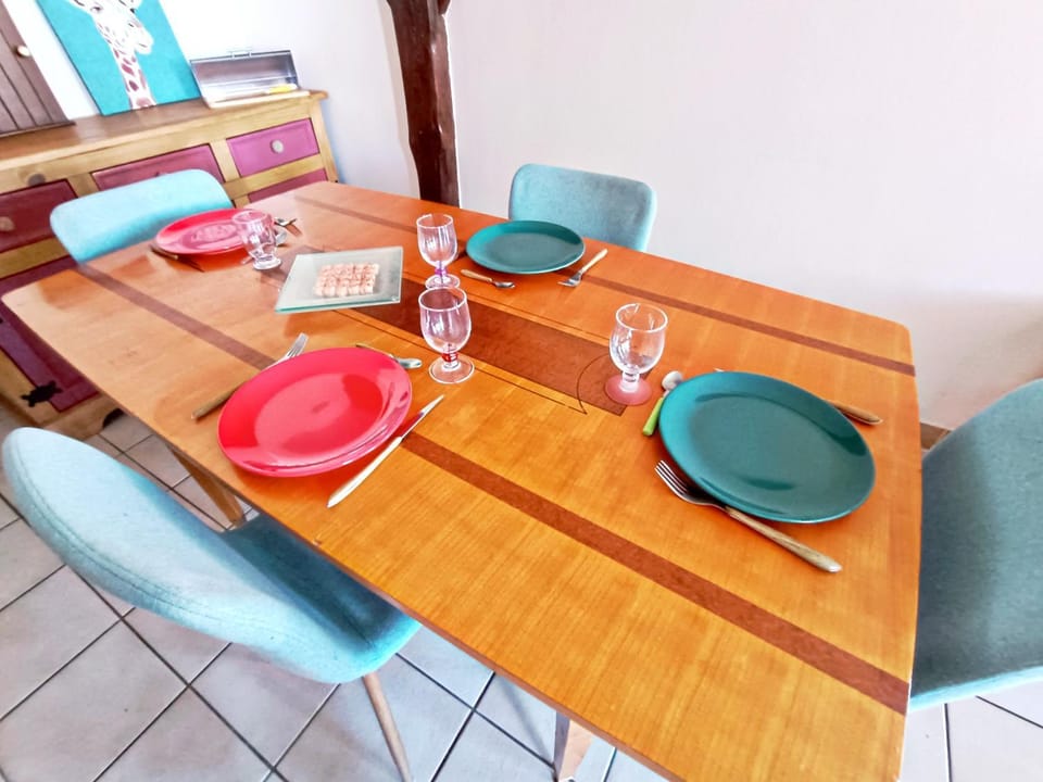 Living room, Food and drinks, Dining area, Food