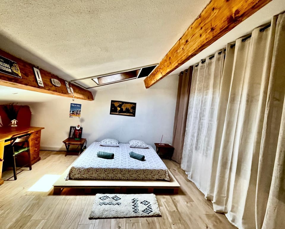 Bed, Photo of the whole room, Bedroom, air conditioner