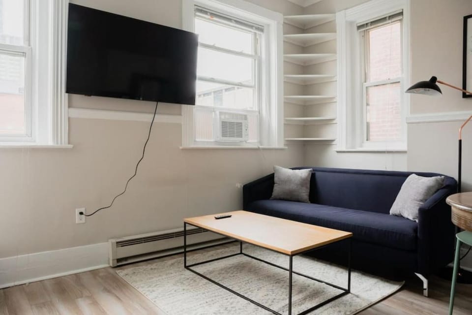 Centrally located 1bed Newbury Street Apartment in Back Bay