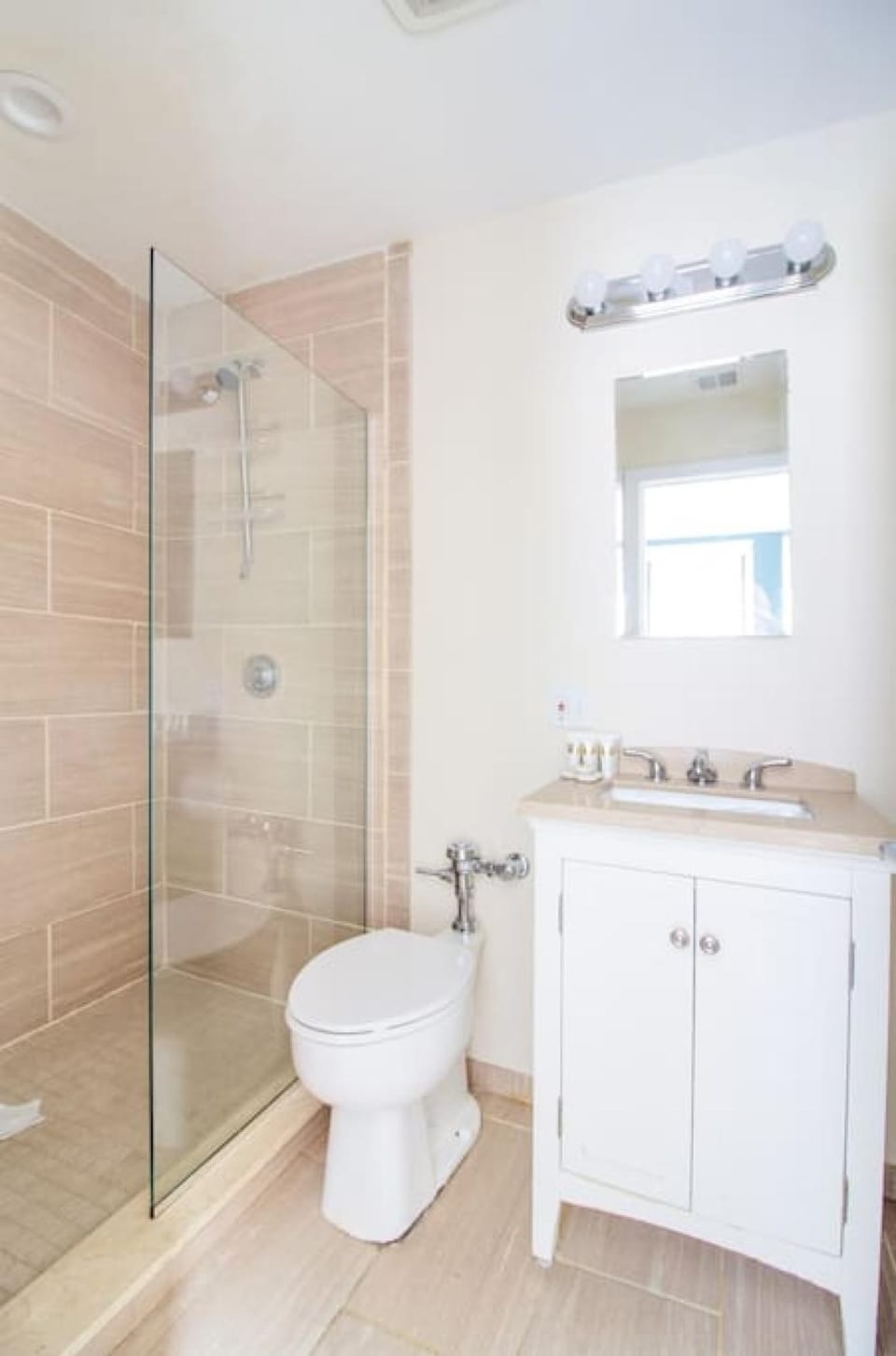 Downtown Luxury 1BR Pets Welcome Washer and Dryer in Building Apartment in South Boston