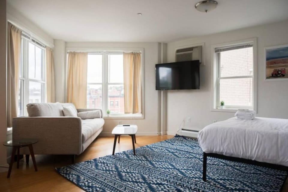 Bright Spacious Fenway Studio Apartment in Boston