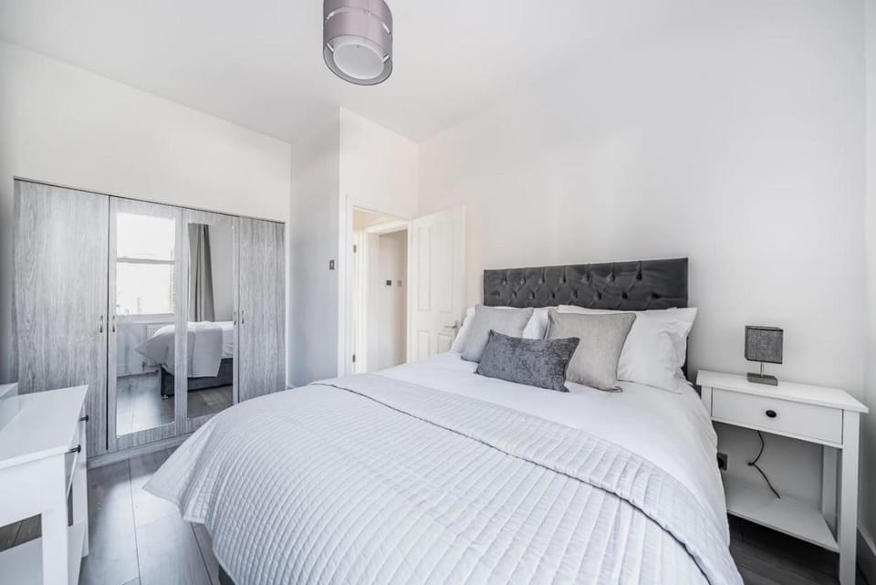 Bed, Photo of the whole room, Bedroom, hair dresser