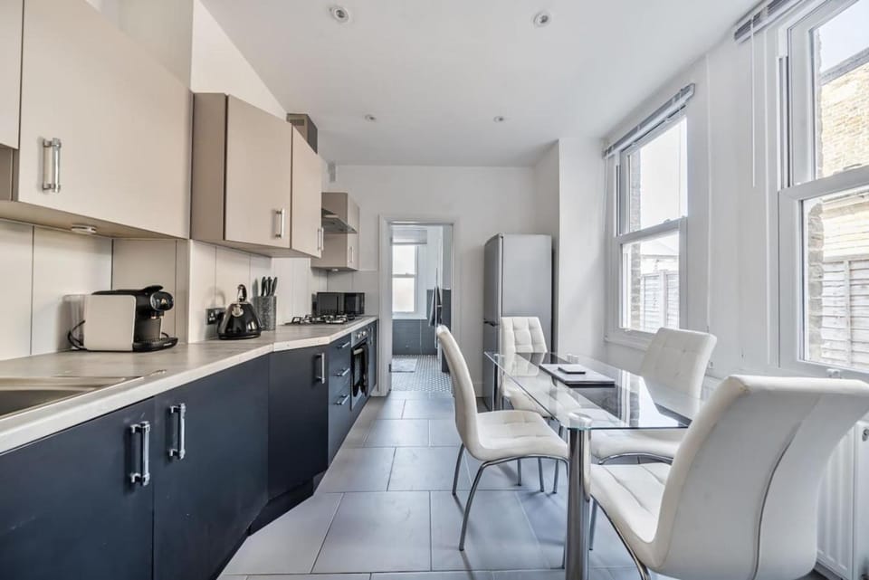 Coffee/tea facilities, Kitchen or kitchenette, Living room, Seating area, Dining area, oven, pet friendly, stove, toaster