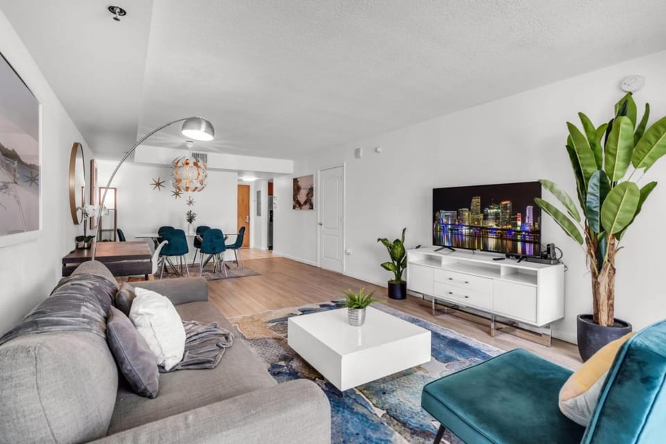 Enjoy Brickell Living 2 BR Retreat With Free Parking Apartment in Brickell