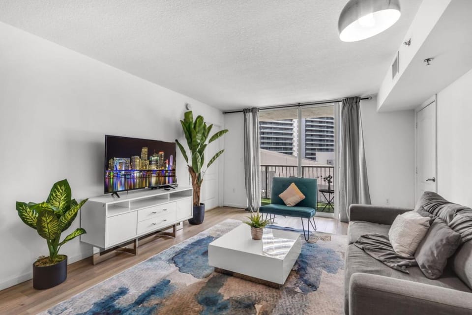 Enjoy Brickell Living 2 BR Retreat With Free Parking Apartment in Brickell
