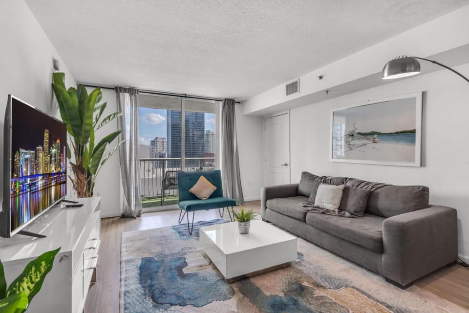 Enjoy Brickell Living 2 BR Retreat With Free Parking Apartment in Brickell