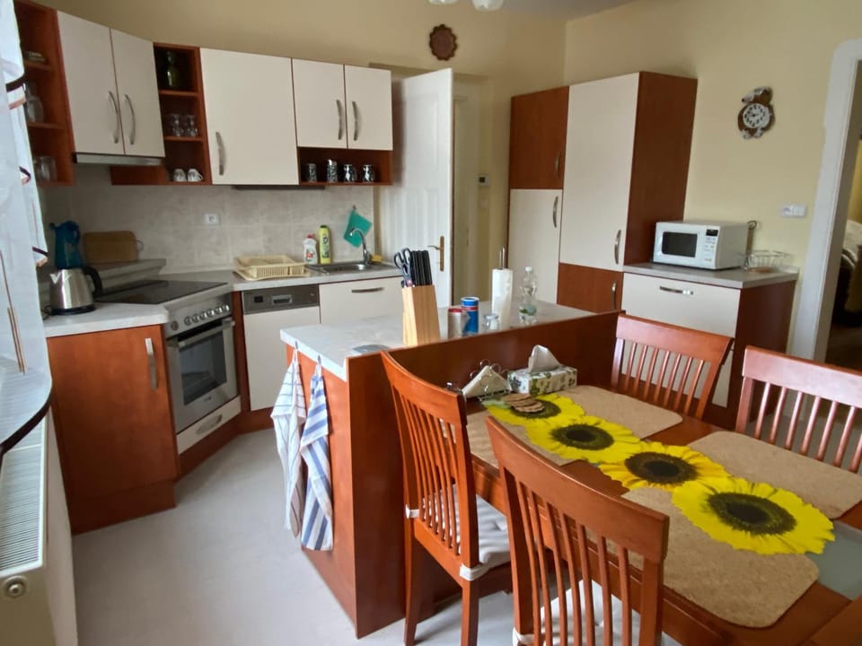 Coffee/tea facilities, Kitchen or kitchenette, Dining area, stove