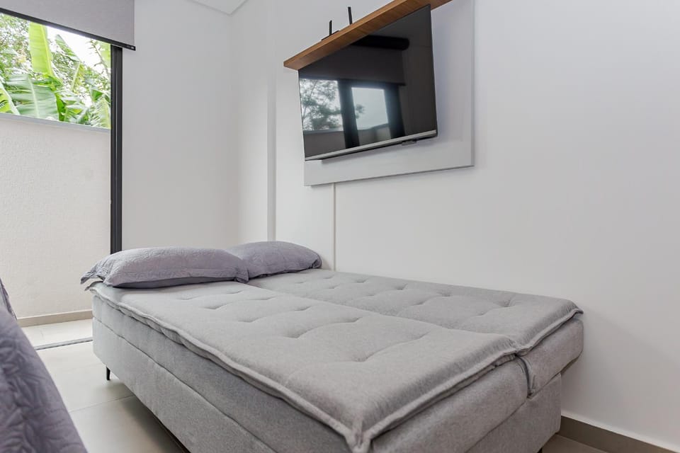 Bed, TV and multimedia, Bedroom