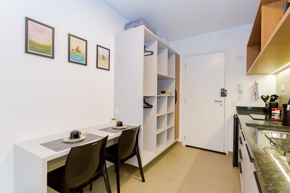 Kitchen or kitchenette, minibar, stove