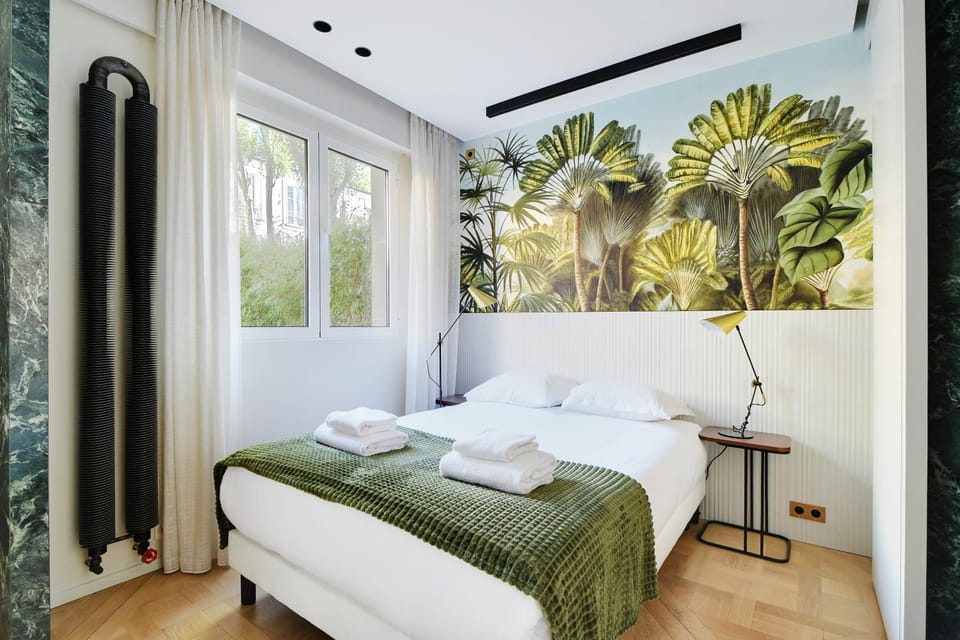 Photo of the whole room, Bedroom, towels