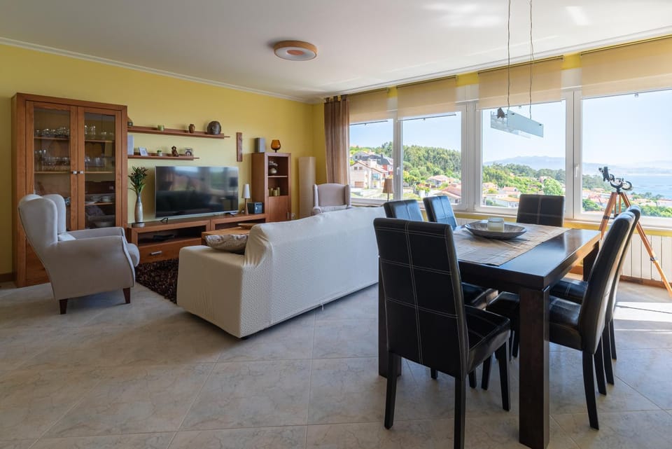 Communal lounge/ TV room, TV and multimedia, View (from property/room), Living room, Dining area, Sea view