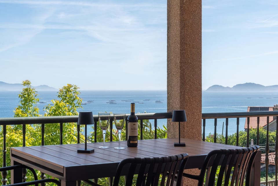 Natural landscape, View (from property/room), Balcony/Terrace, Dining area, Sea view