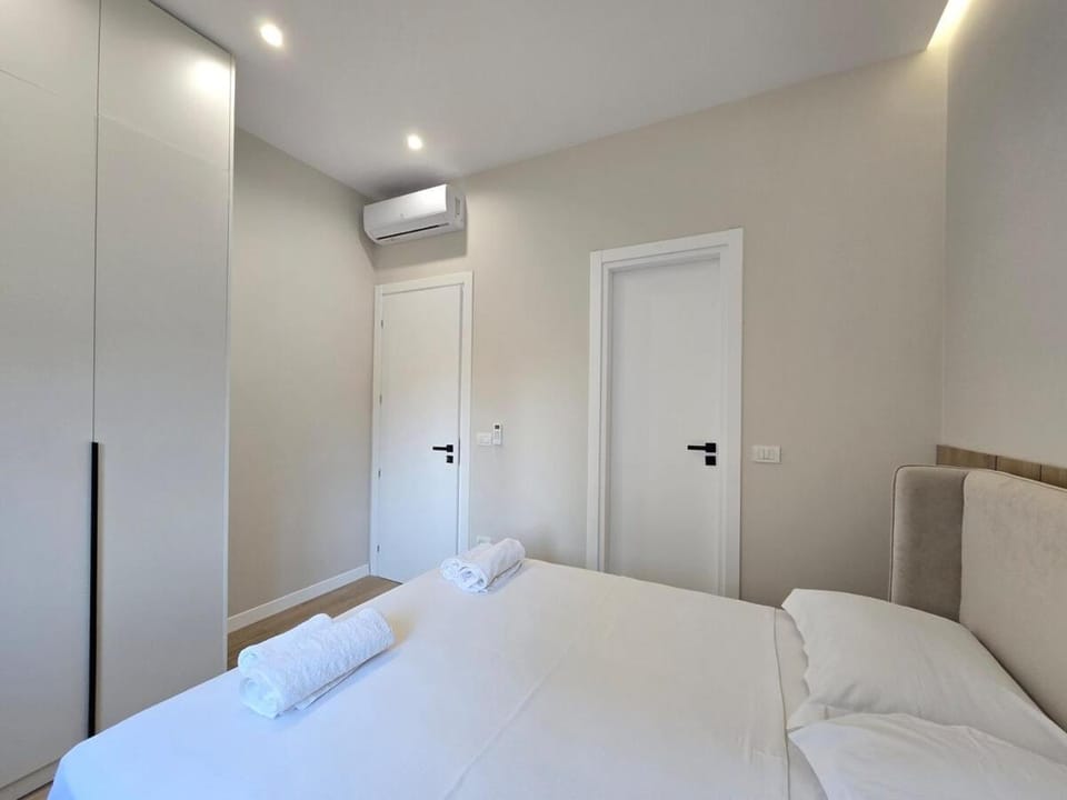 Bed, Bedroom, wardrobe, air conditioner