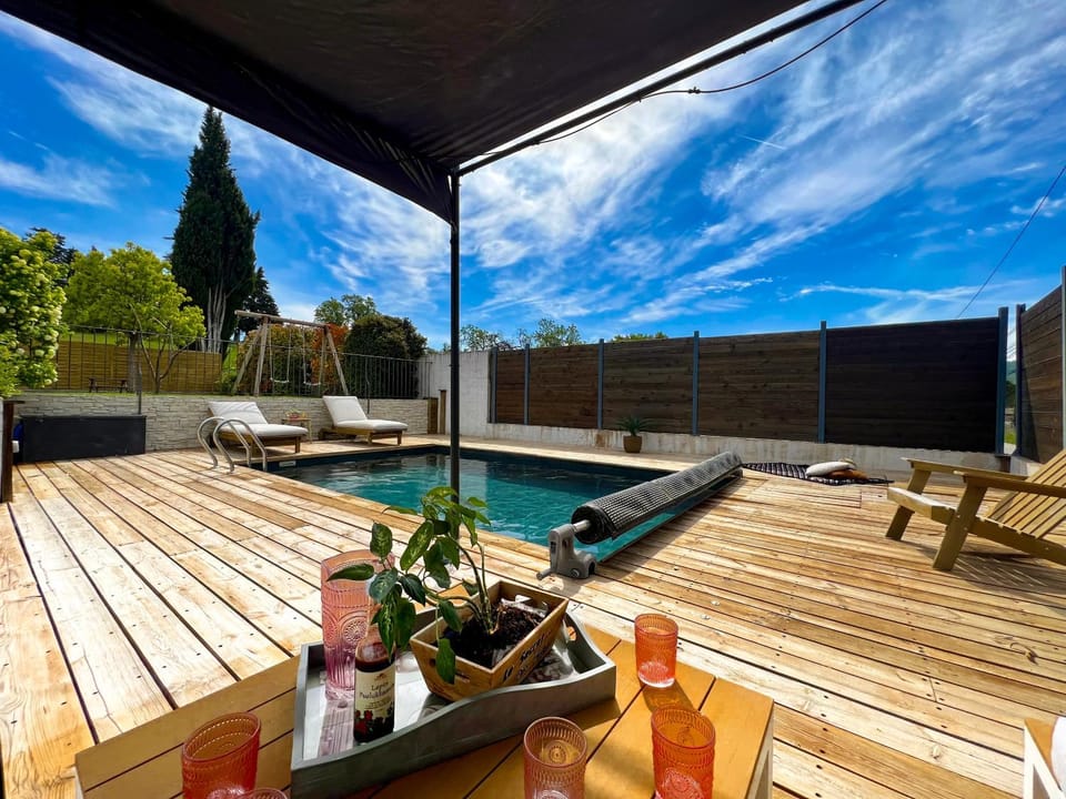 Swimming pool, sunbed