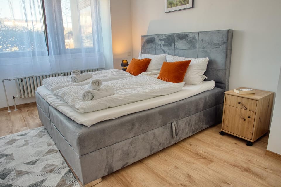 Bedroom, towels, towels
