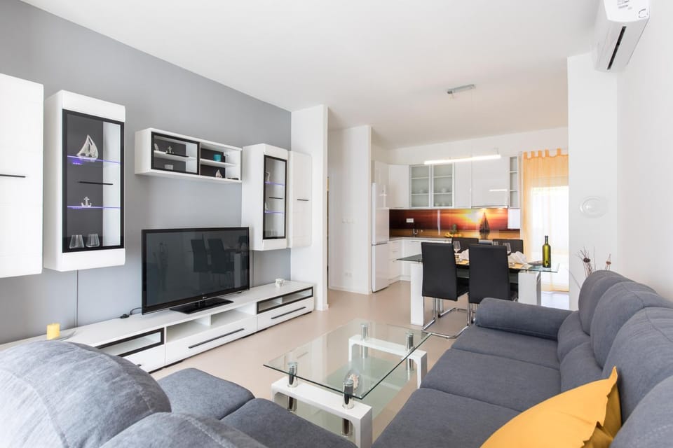 Communal lounge/ TV room, TV and multimedia, Kitchen or kitchenette, Living room, Seating area, Dining area