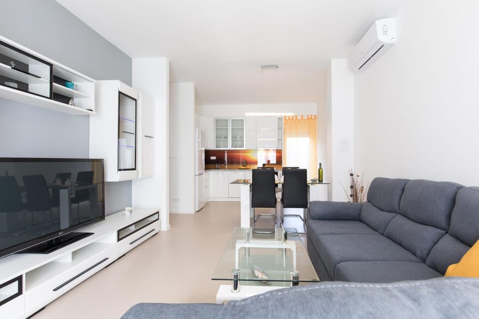 Communal lounge/ TV room, TV and multimedia, Kitchen or kitchenette, Living room, Seating area, Dining area, oven