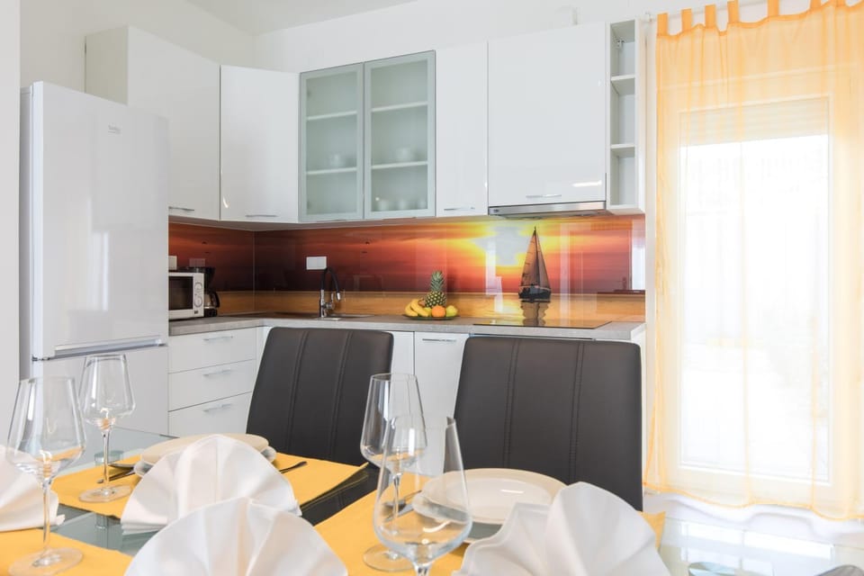 Kitchen or kitchenette, Food and drinks, Dining area, stove