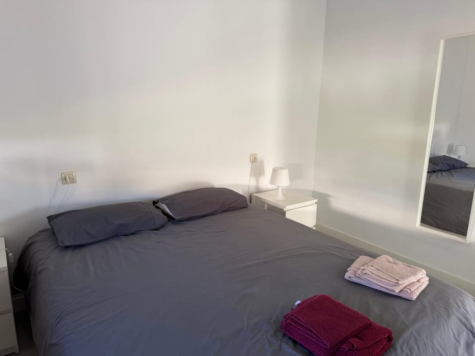 Bed, Bedroom, towels