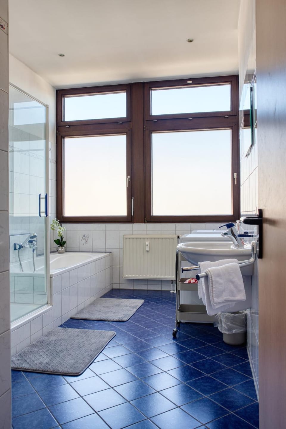 Bathroom, Bath, hair dryier, towels, washing machine, washing machine, dryer