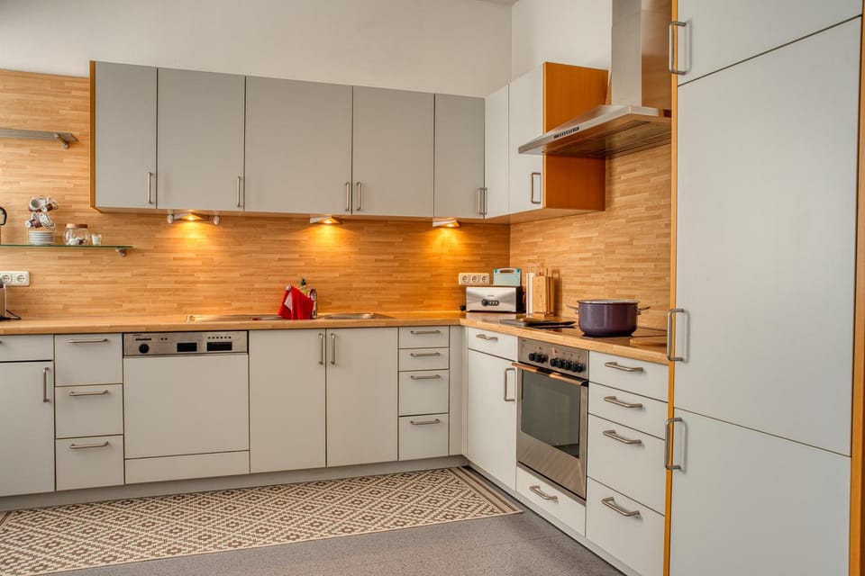 Coffee/tea facilities, Kitchen or kitchenette, dishwasher, oven, stove, toaster