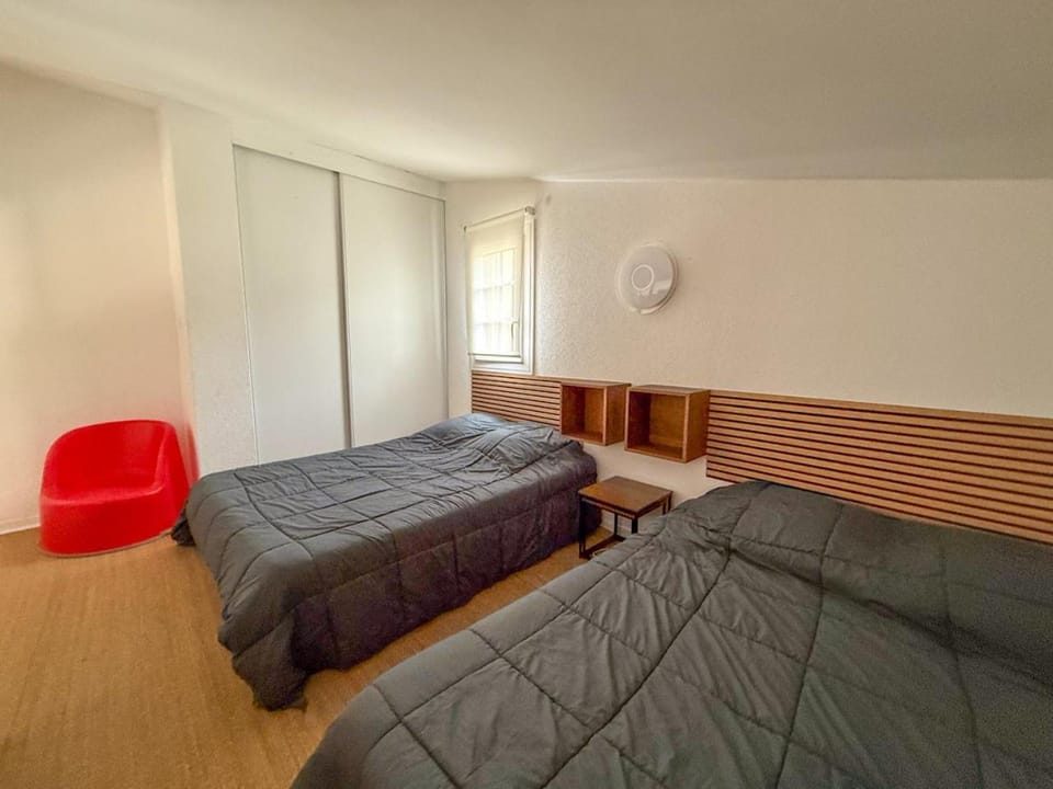 Bed, air conditioner