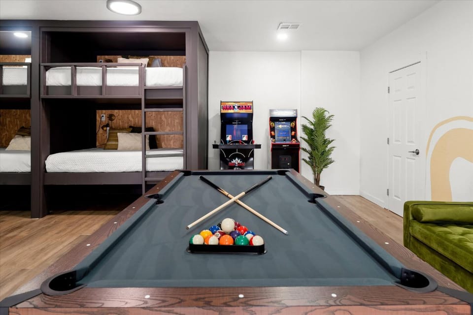 Lazy River Luxe 6 BR Sleeps 16 Pickleball Hot Tub House in Glendale