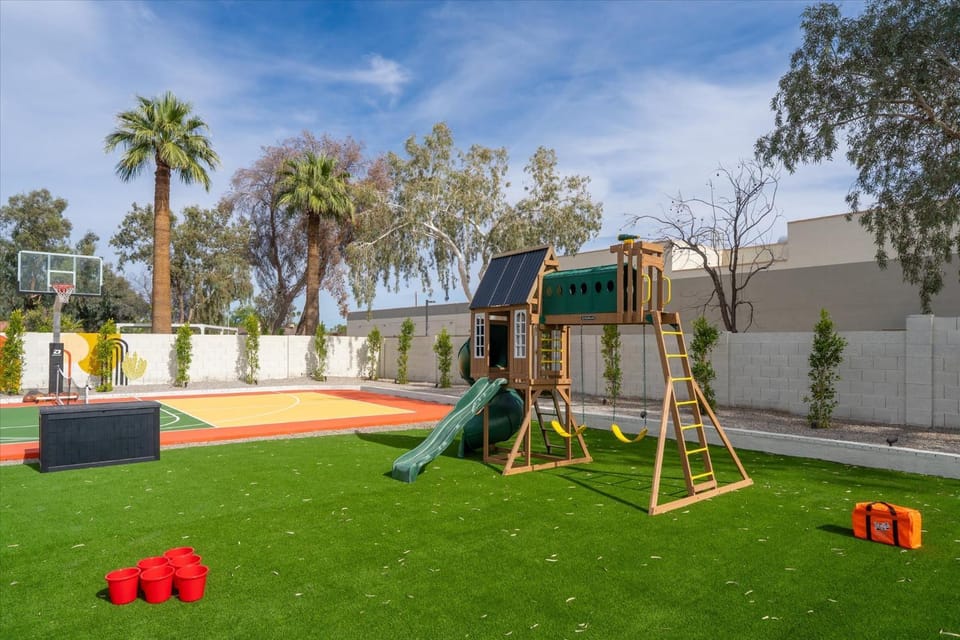 Lazy River Luxe 6 BR Sleeps 16 Pickleball Hot Tub House in Glendale