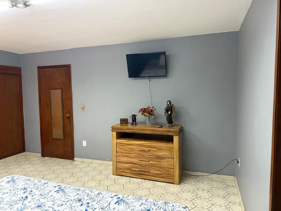 Photo of the whole room, Bedroom