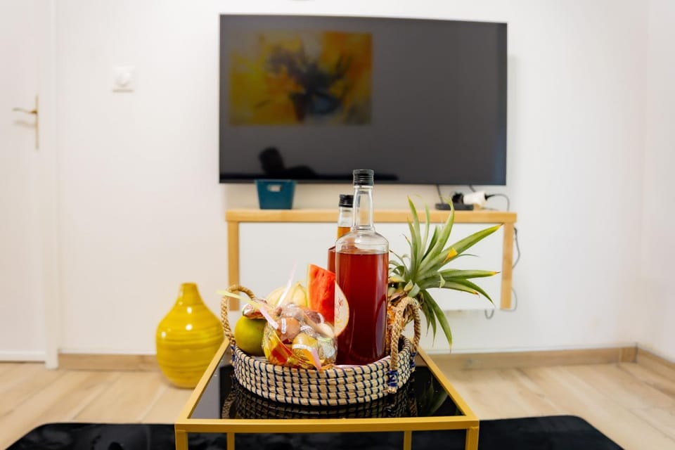 Food and drinks, Seating area, internet, internet
