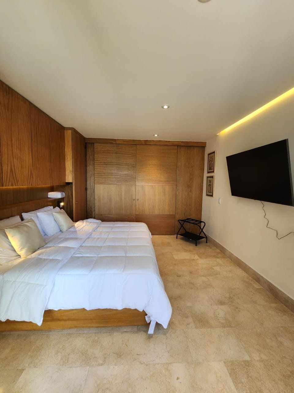 TV and multimedia, Photo of the whole room, Bedroom
