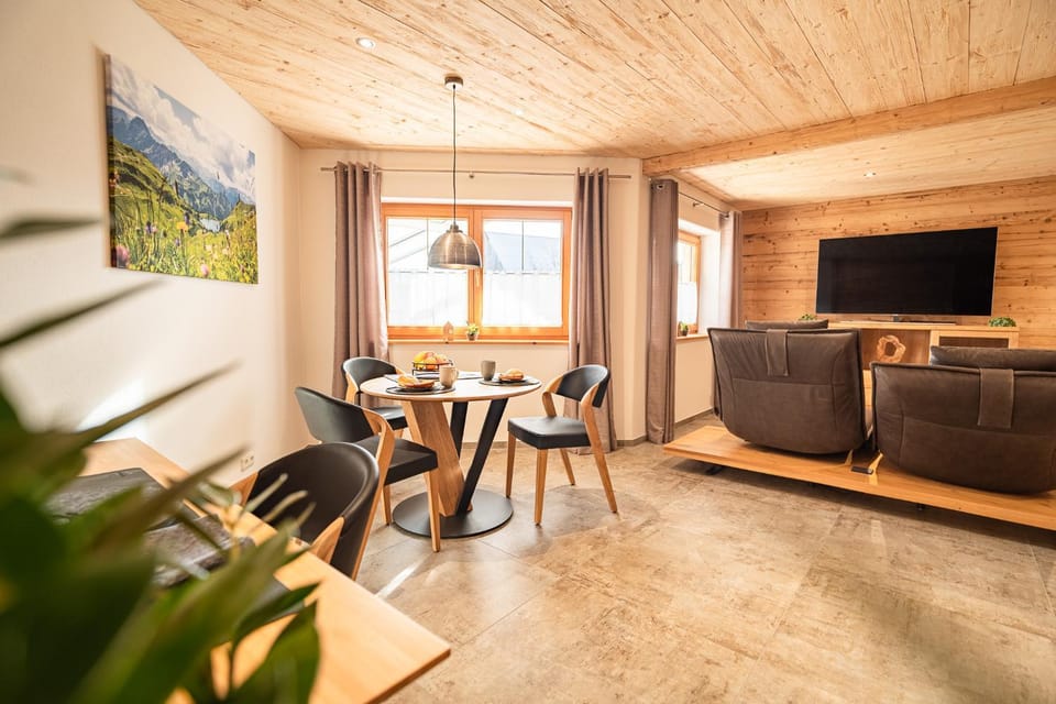 TV and multimedia, Living room, Dining area, Evening entertainment