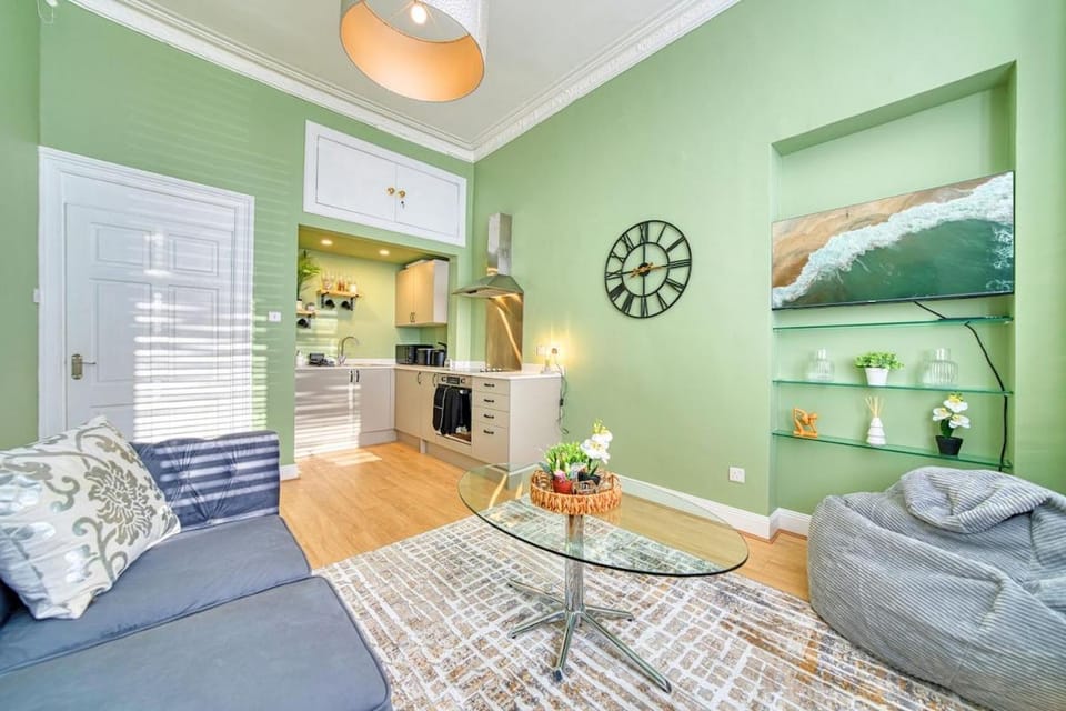 3-Bed Flat Free Parking 10 Mins to City Centre Apartment in Glasgow