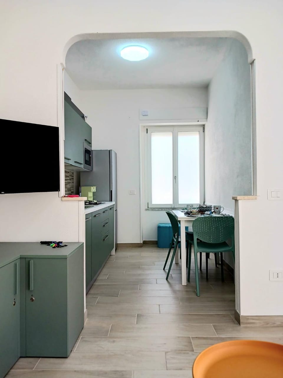 Kitchen or kitchenette, Dining area