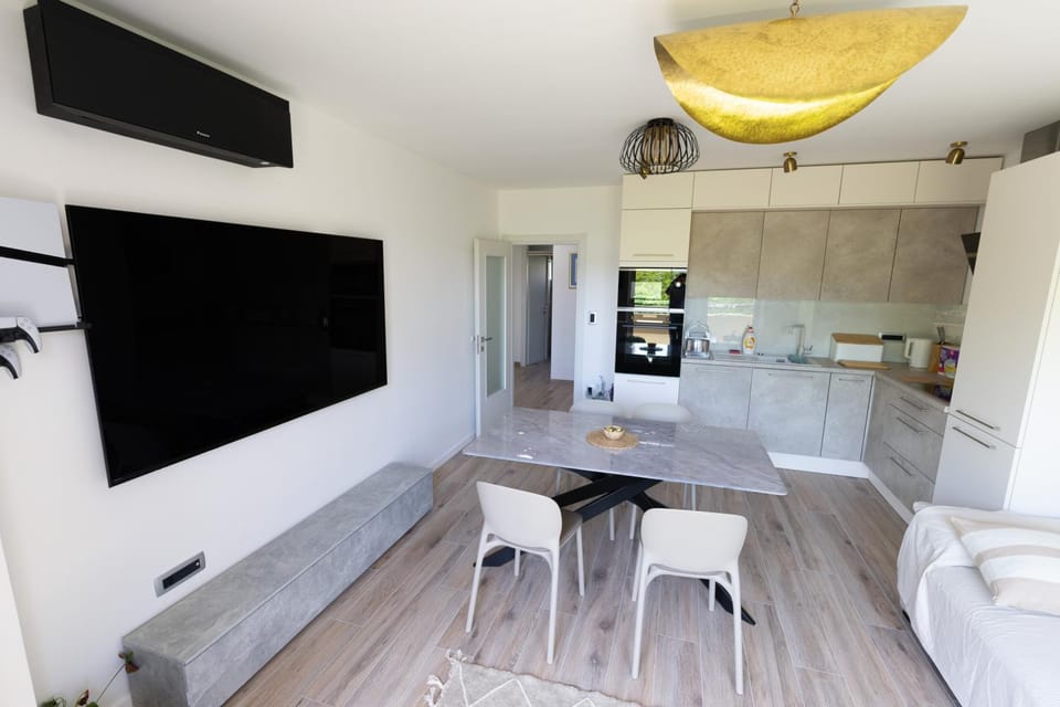TV and multimedia, Dining area, oven, stove