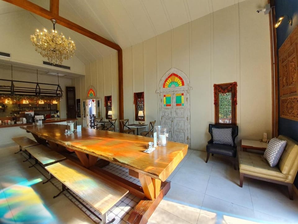 Restaurant/places to eat, Lounge or bar