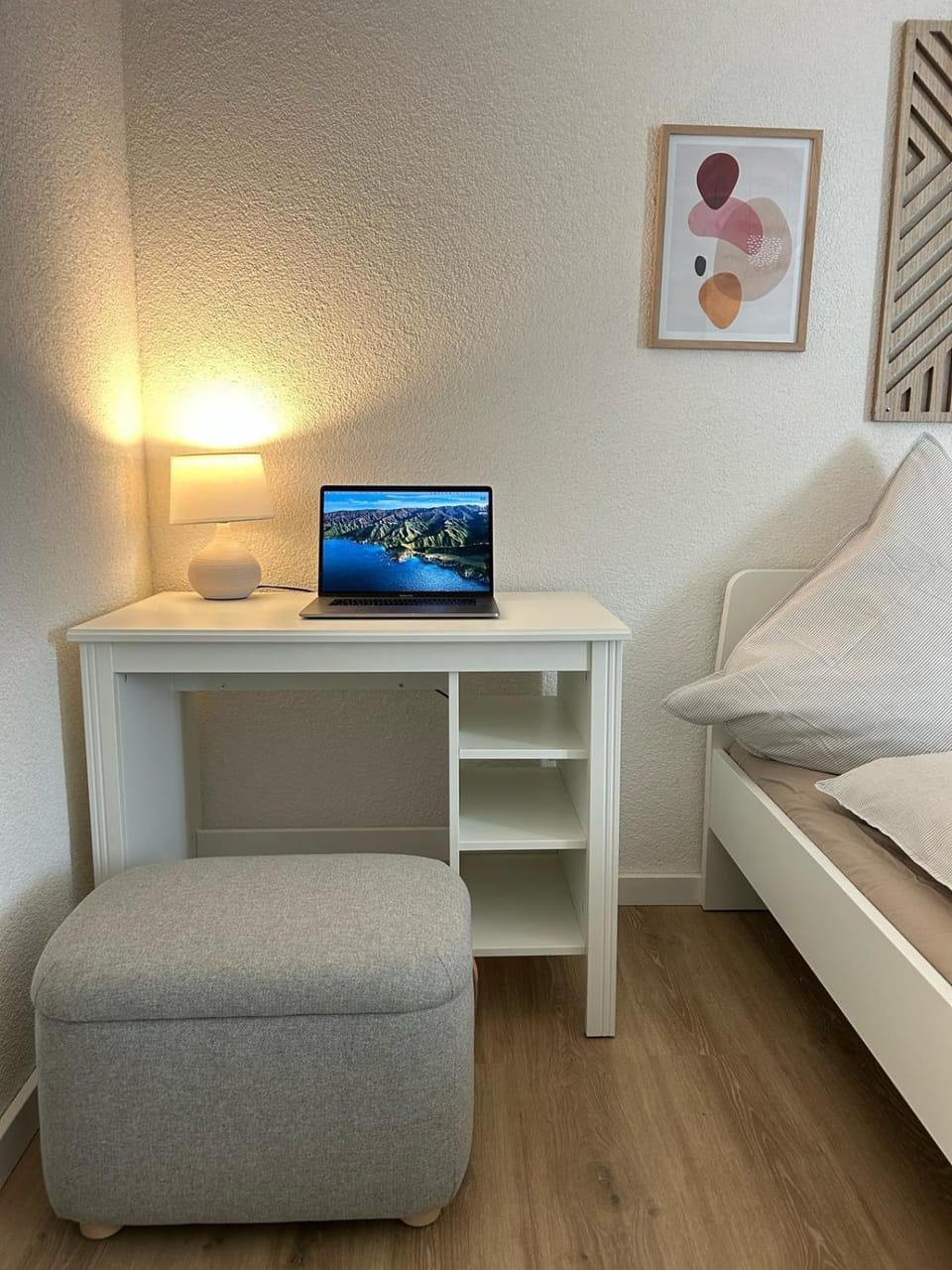 Bed, Photo of the whole room, Seating area, Bedroom