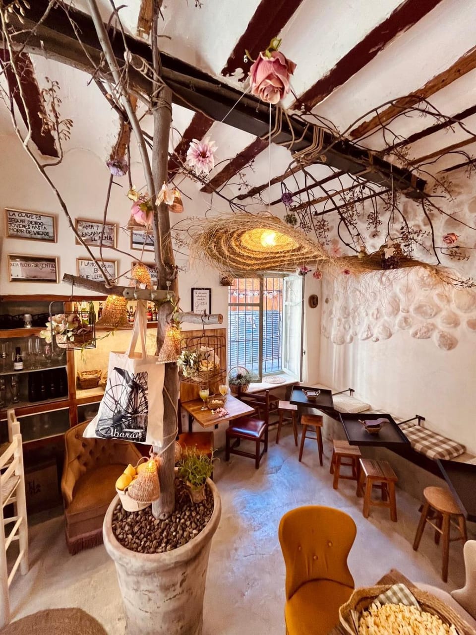 Restaurant/places to eat, Communal lounge/ TV room, Lounge or bar