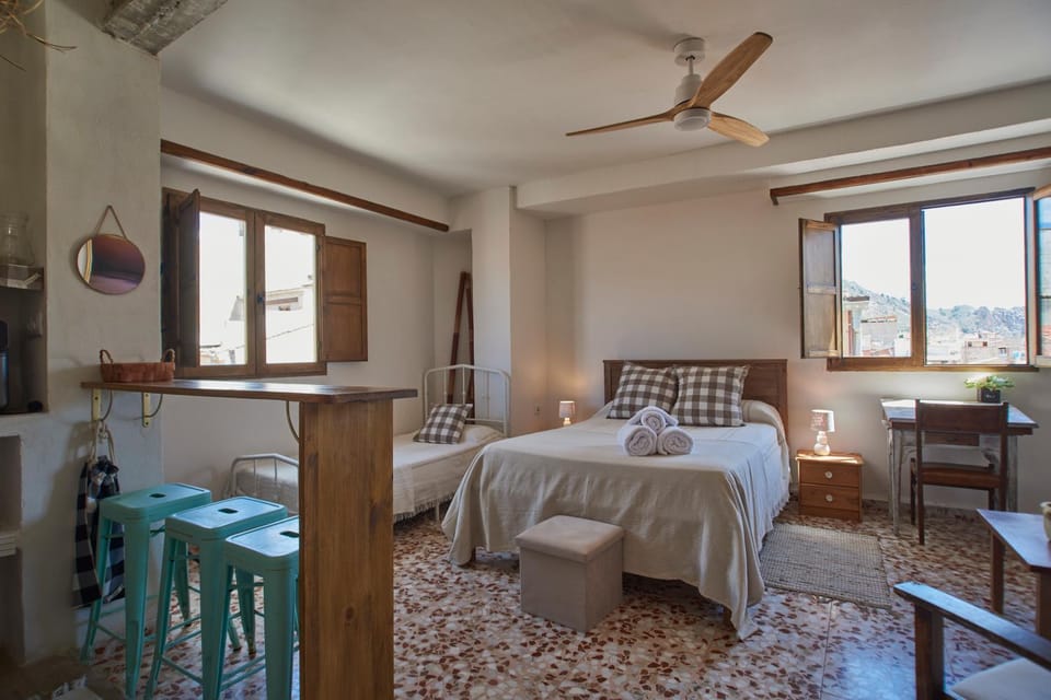 Bed, Living room, Photo of the whole room, Bedroom, air conditioner