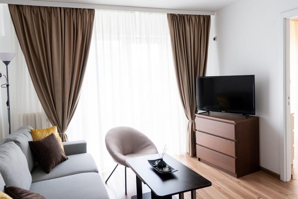 Communal lounge/ TV room, TV and multimedia, Living room, Seating area, Evening entertainment